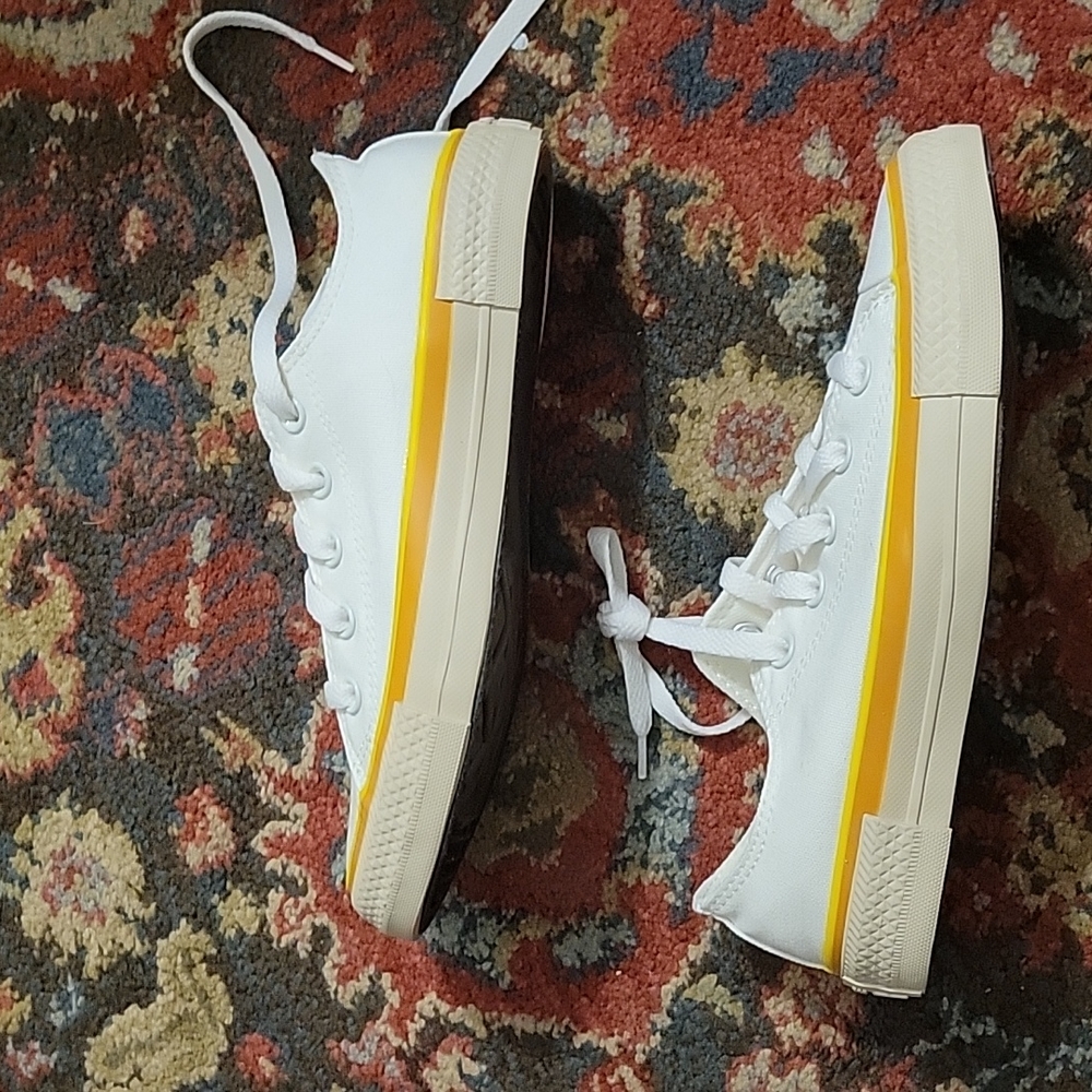 Converse low top chucks